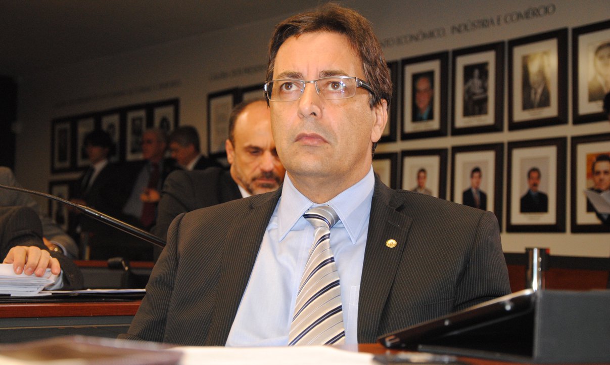 Deputado explica uso de e-mail da Câmara para indicar personal