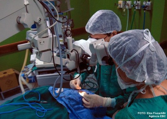 Crer faz 1º transplante de córneas de sua história