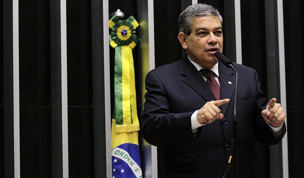 PSDB-MG quer estudar o "pulso das ruas"