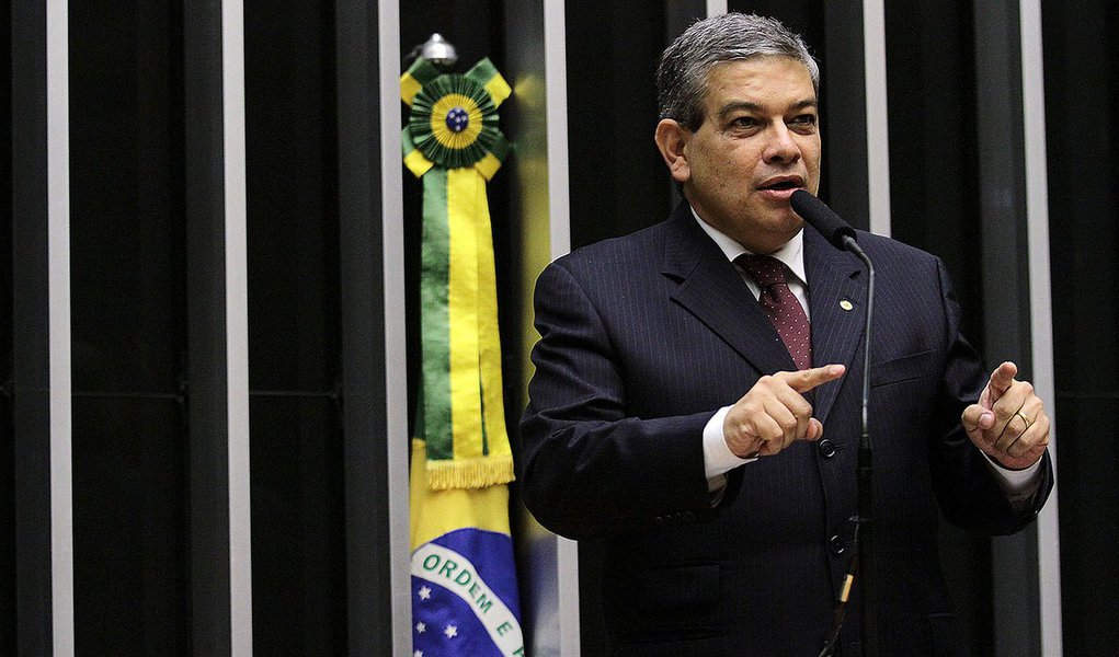 PSDB-MG quer estudar o "pulso das ruas"
