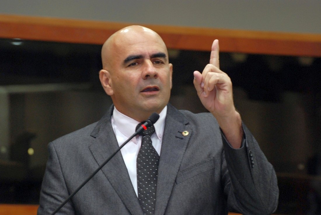 Deputado deixa Iris de lado e pede renovação