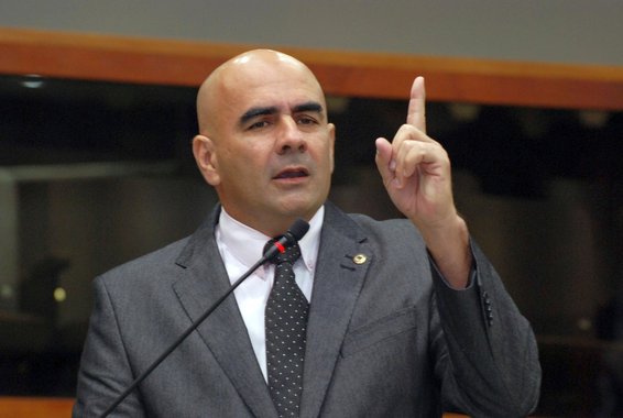 Deputado deixa Iris de lado e pede renovação