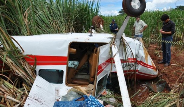 Bombeiros resgatam corpos de vítimas de queda de avião