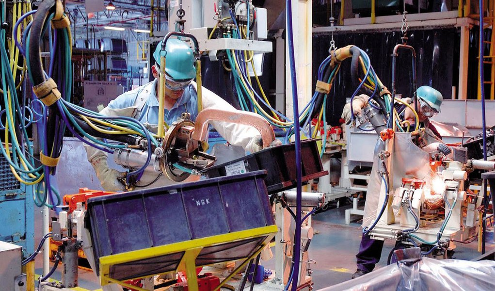 Indústria tem retração em maio, diz CNI