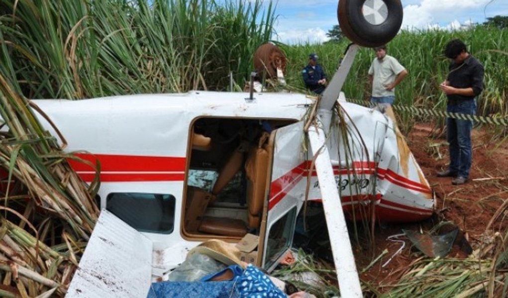Bombeiros resgatam corpos de vítimas de queda de avião