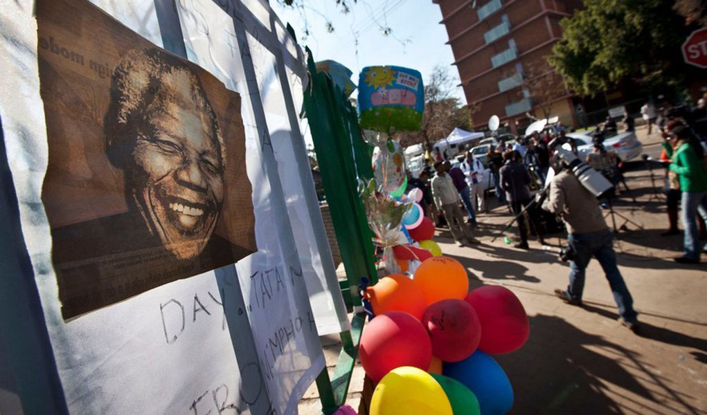 Mandela completa um mês hospitalizado