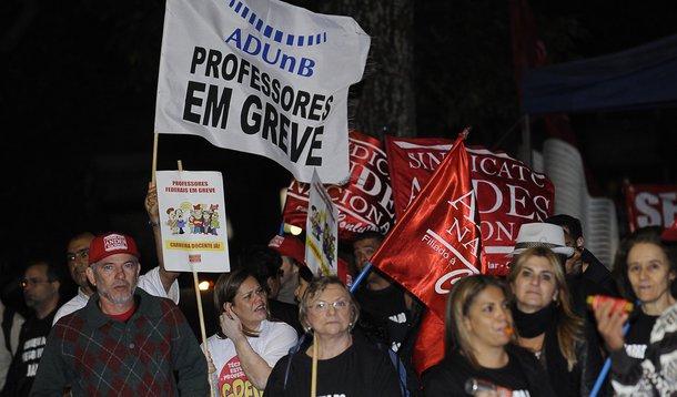 Governo endurece com professores grevistas