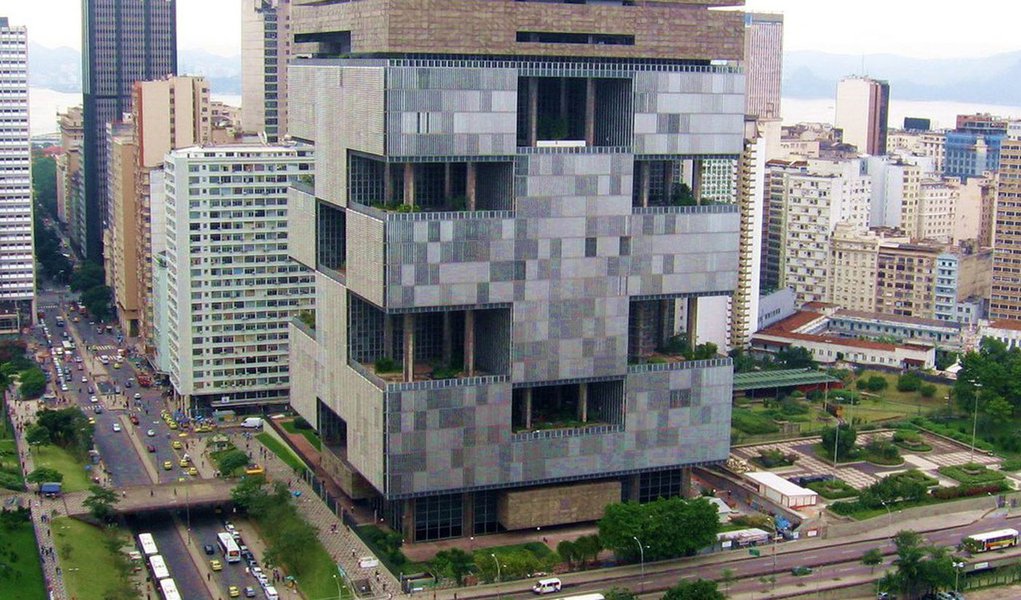 STJ livra Petrobras de indenização bilionária