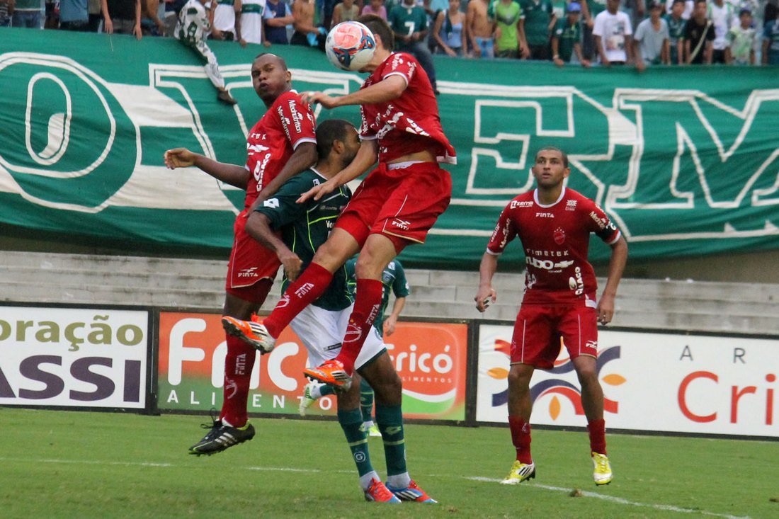 Com gol relâmpago, Goiás derrota Vila por 3 a 0