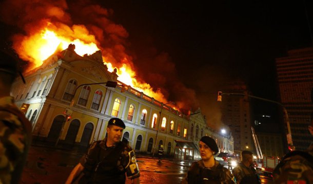 Incêndio atinge Mercado Público em Porto Alegre