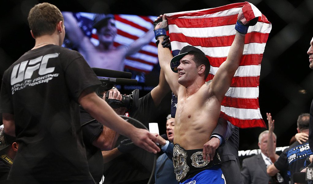Anderson Silva brinca e perde feio no UFC