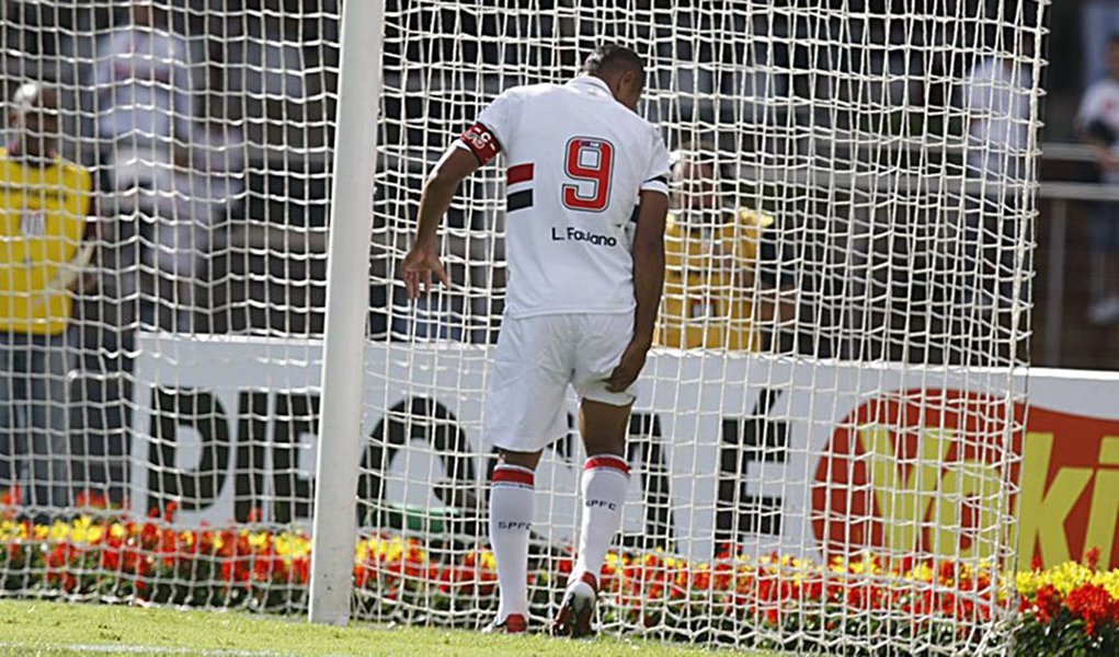 Com estiramento, Luís Fabiano para de duas a três semanas