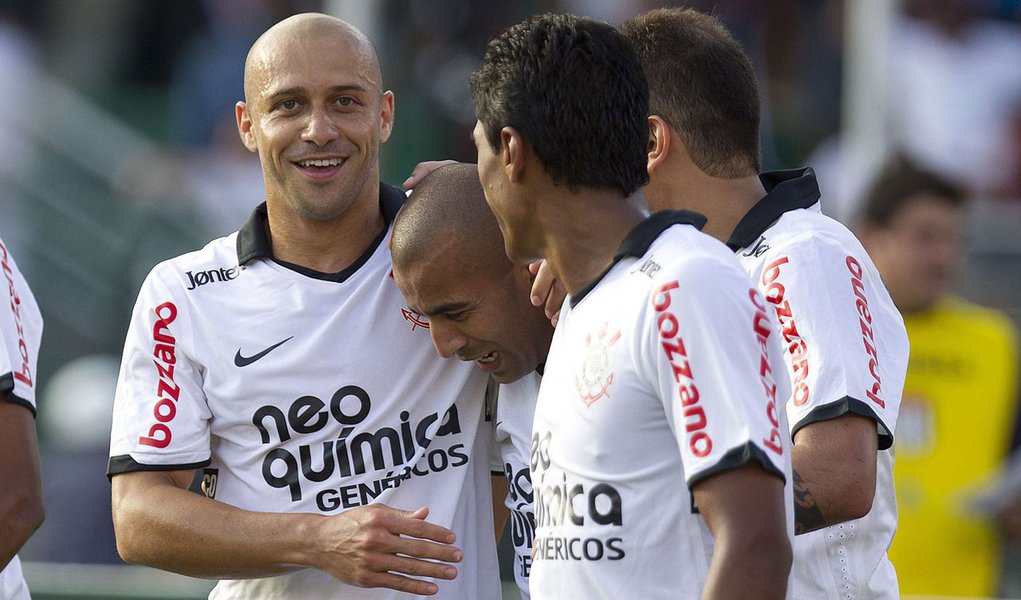 Corinthians vence e mantém 100% no Paulista