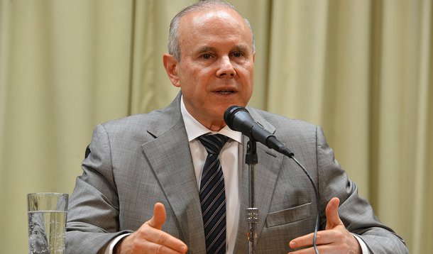 Mantega: governo não estuda corte em ministérios