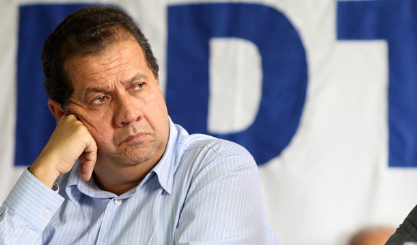 Após deixar Ministério, Lupi enfrenta problemas no PDT