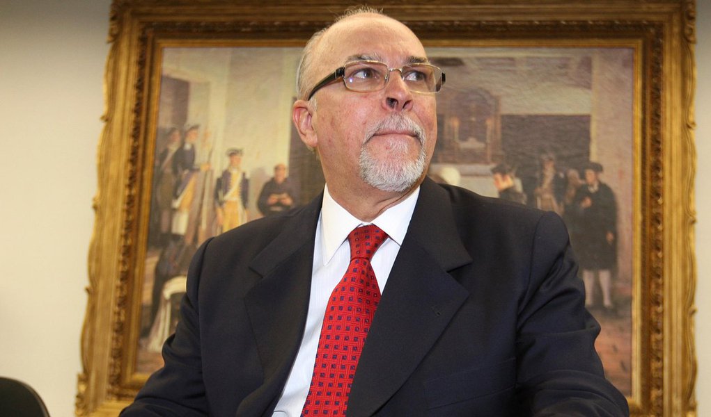 Negromonte perde braço direito, mas resiste