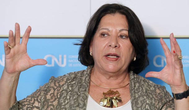 Calmon denuncia sumiço de 5,4 mil computadores