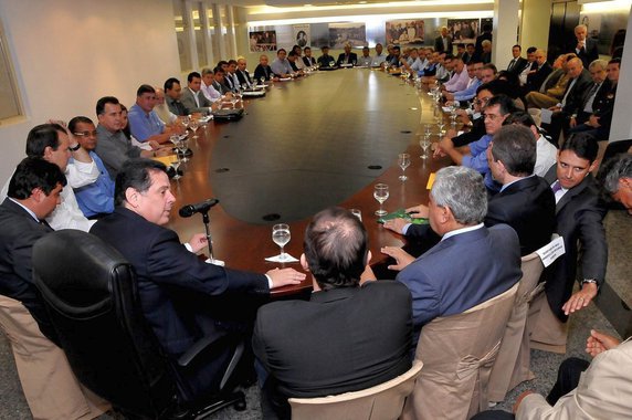 Perillo recebe mais 42 prefeitos para reunião