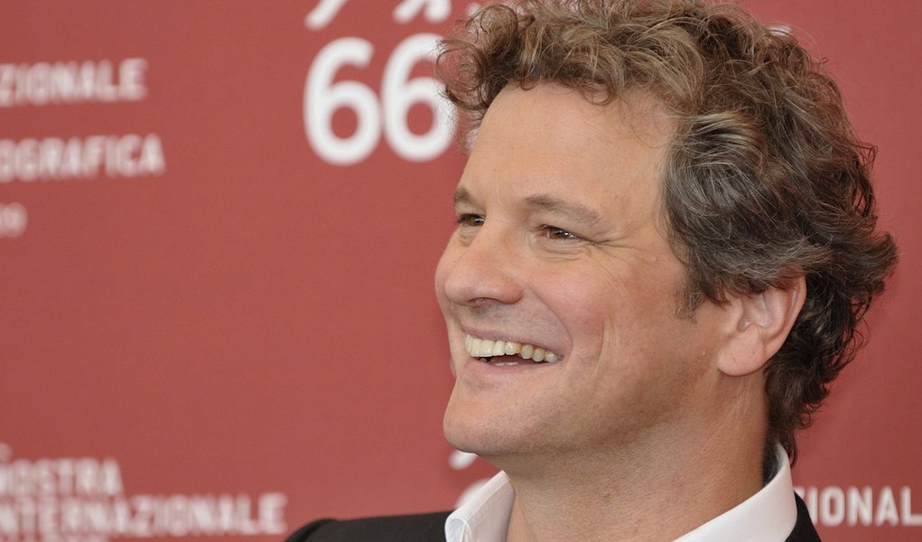 Colin Firth  é condecorado pela realeza inglesa