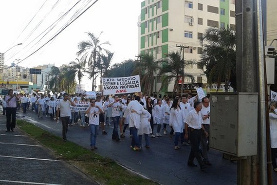 Médicos vão às ruas de Goiânia para protestar