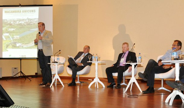 Paulo explica o Macambira em reunião de prefeitos
