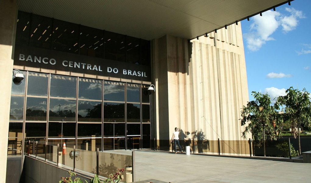 Projeção do mercado para o PIB continua em queda