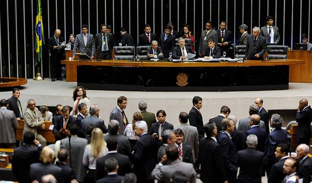 Câmara aprova projeto que regulamenta profissão de árbitro de futebol