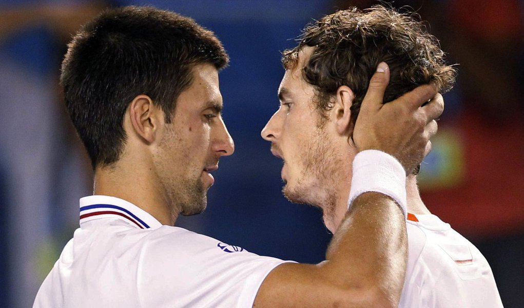 Djokovic sofre, mas bate Murray e fará final com Nadal