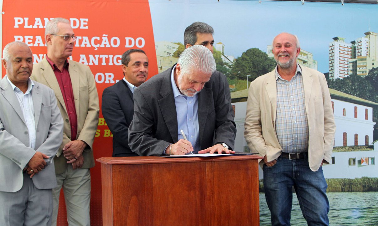 Wagner autoriza obras de restauração no Pelô