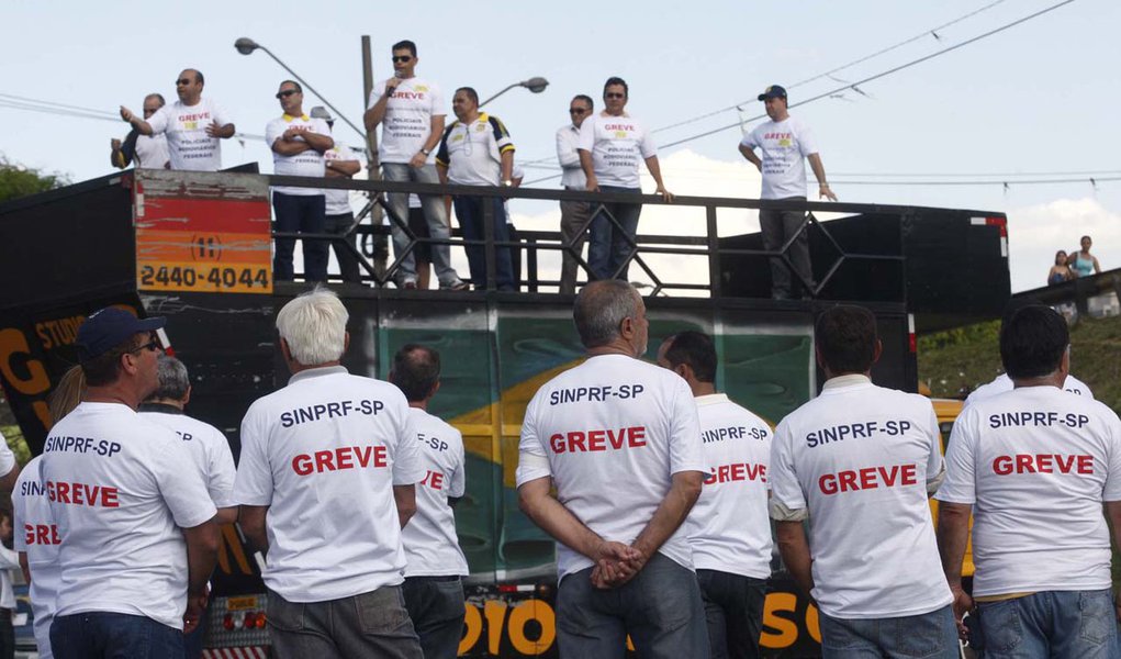 Policiais rodoviários federais em greve fazem manifestação em São Paulo