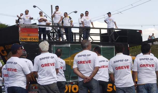 Policiais rodoviários federais em greve fazem manifestação em São Paulo