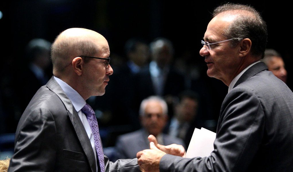 Demóstenes quer ir para o PMDB ajudar Renan a presidir o Senado