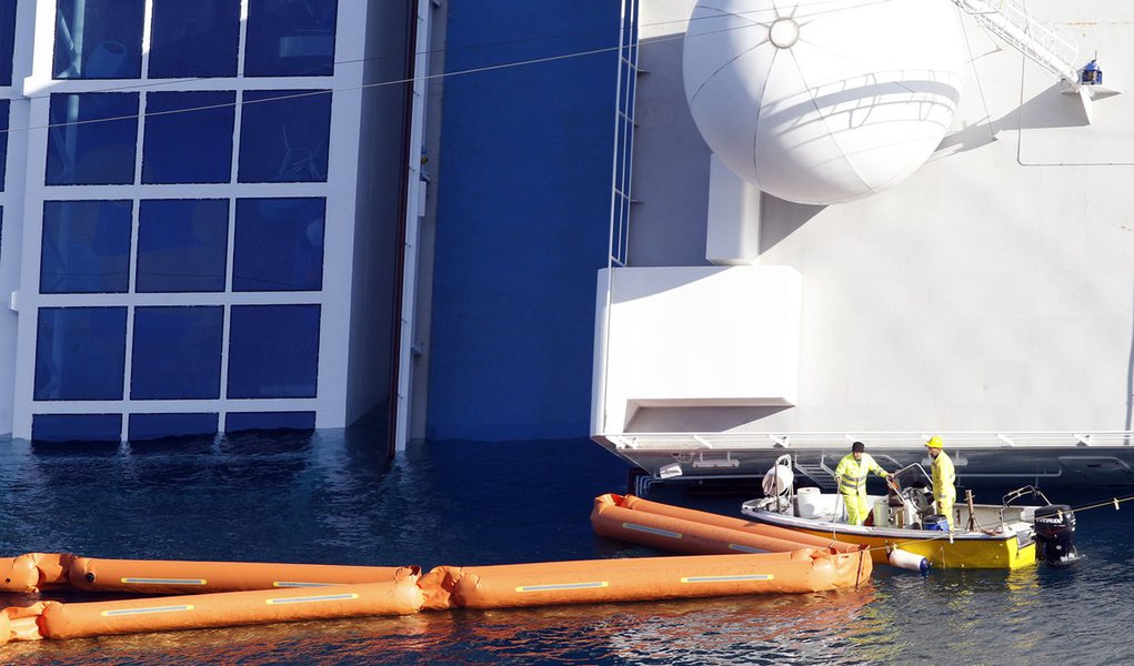 Detectados primeiros resíduos de poluição no mar após naufrágio