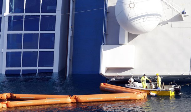 Detectados primeiros resíduos de poluição no mar após naufrágio