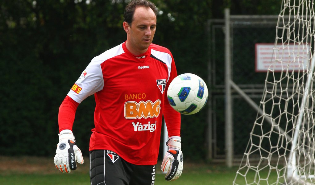 Rogério Ceni será submetido a cirurgia e fica seis meses fora