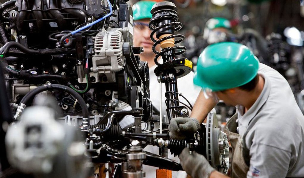 Produção industrial cai acima do esperado em maio