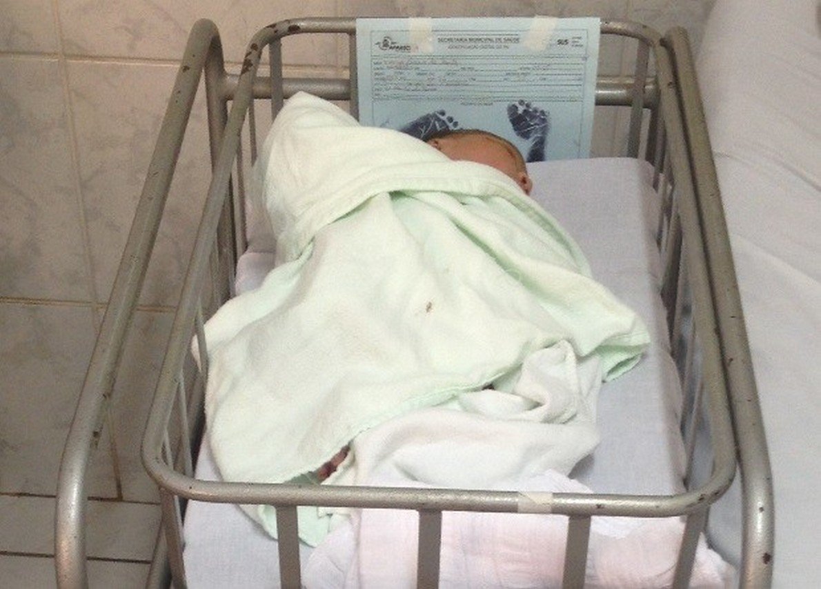 Mulher dá à luz em banheiro de maternidade em Aparecida