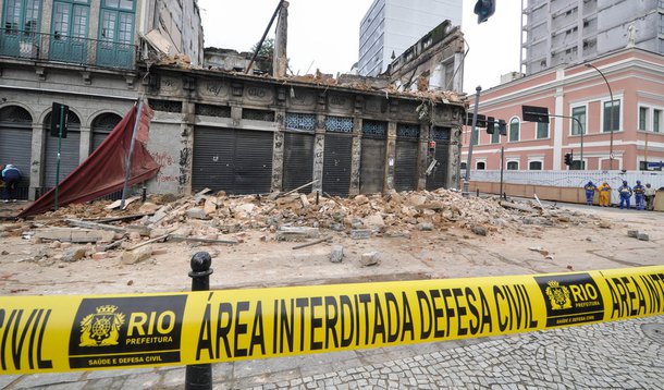 Prédio histórico desaba no centro do Rio de Janeiro