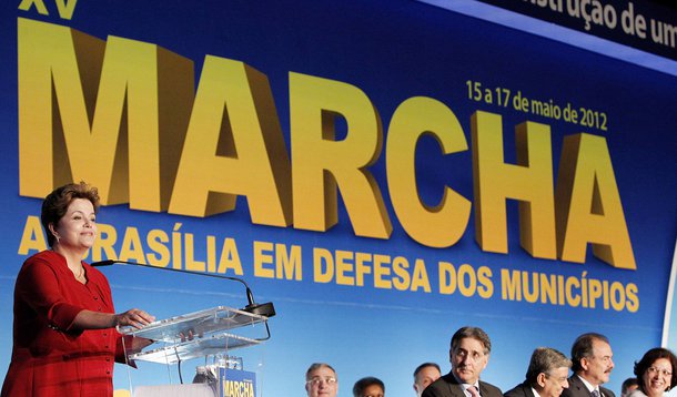 Marcha de prefeitos vaia Dilma sobre petróleo