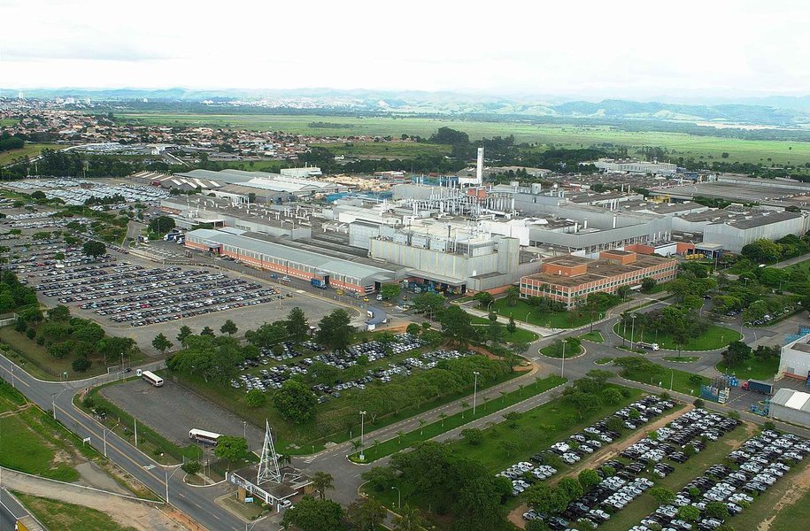 GM evita greve no Brasil ao adiar demissões