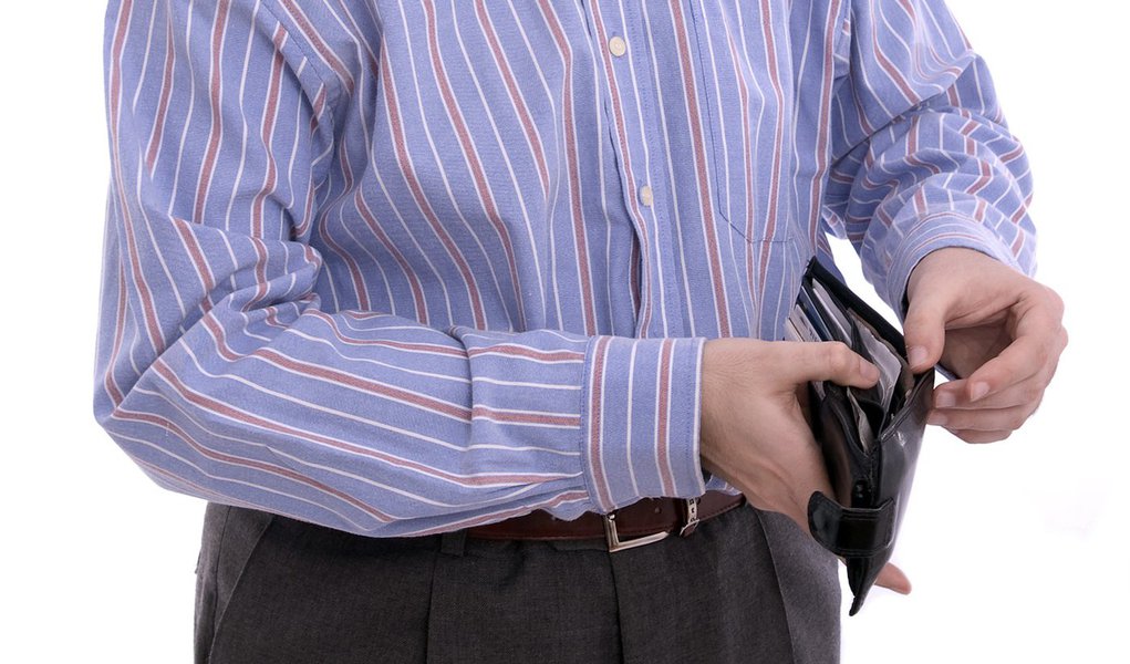 Endividamento das classes C e D cai pela metade