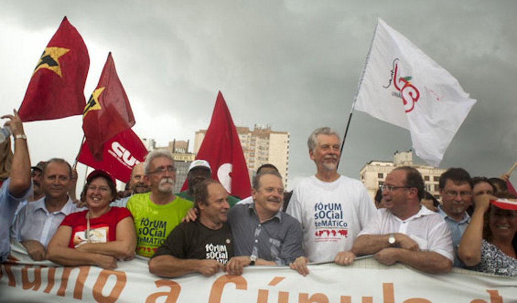 Fórum Social leva 20 mil às ruas de Porto Alegre