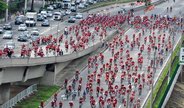 Passeio ciclístico provoca 13 km de trânsito em São Paulo