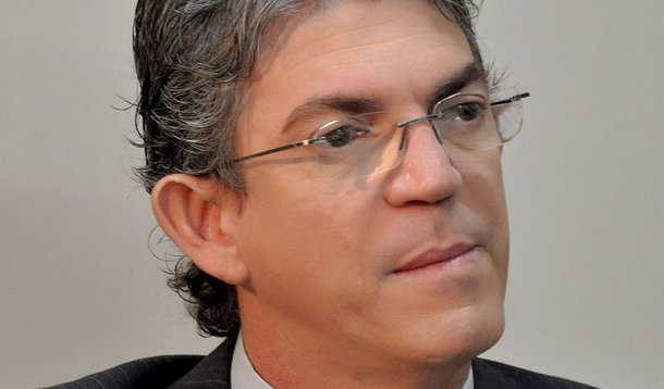 Avião com governador da PB faz pouso forçado