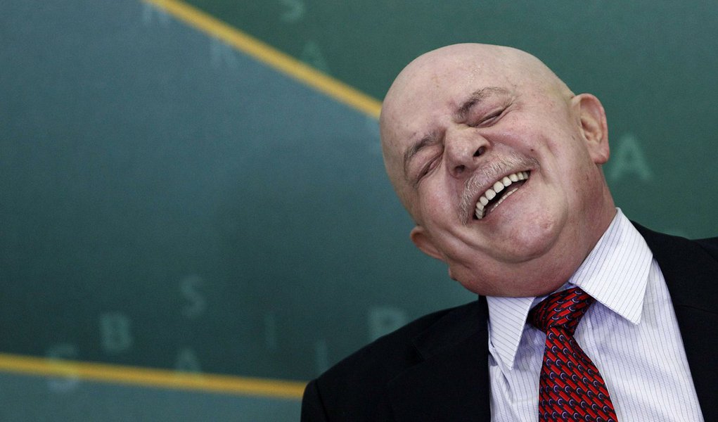 De volta a Brasília, mesmo doente, Lula rouba a cena