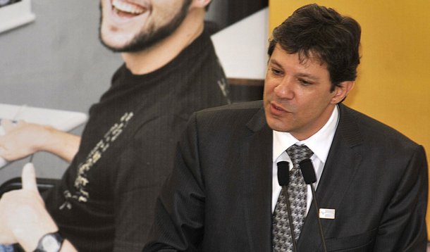 Haddad diz que deixa MEC 'relutante' e elogia oposição