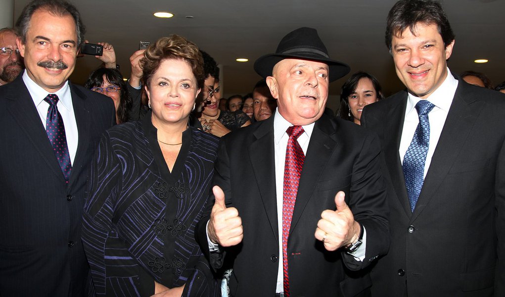 Dilma elogia Lula na posse de novos ministros