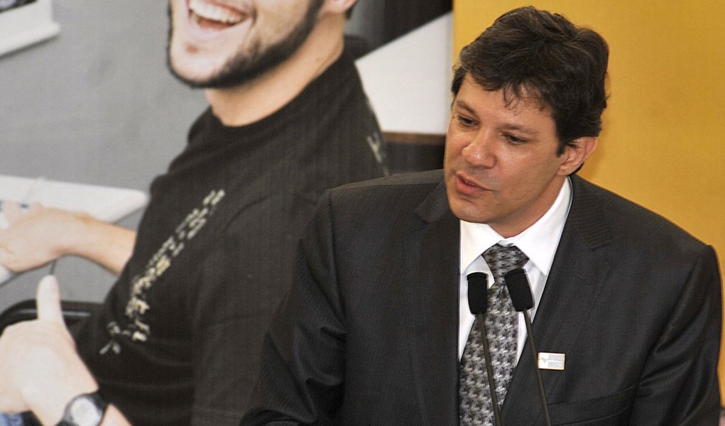 Haddad diz que deixa MEC 'relutante' e elogia oposição