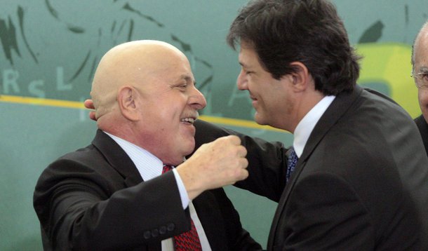Haddad diz que deixa MEC 'relutante' e elogia oposição