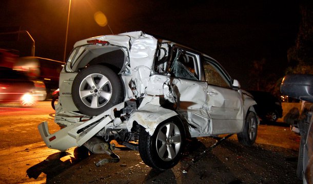 Ladrões em fuga atingem 13 carros na Marginal do Tietê